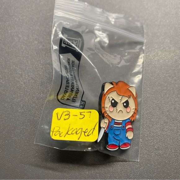 Pin Horror Movie Childs Play Chucky & Hello Kitty Fun Halloween Collectible Cat - Picture 6 of 6